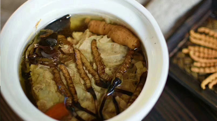 鮮香滋補(bǔ)！鮮冬蟲夏草燉雞湯的美味做法